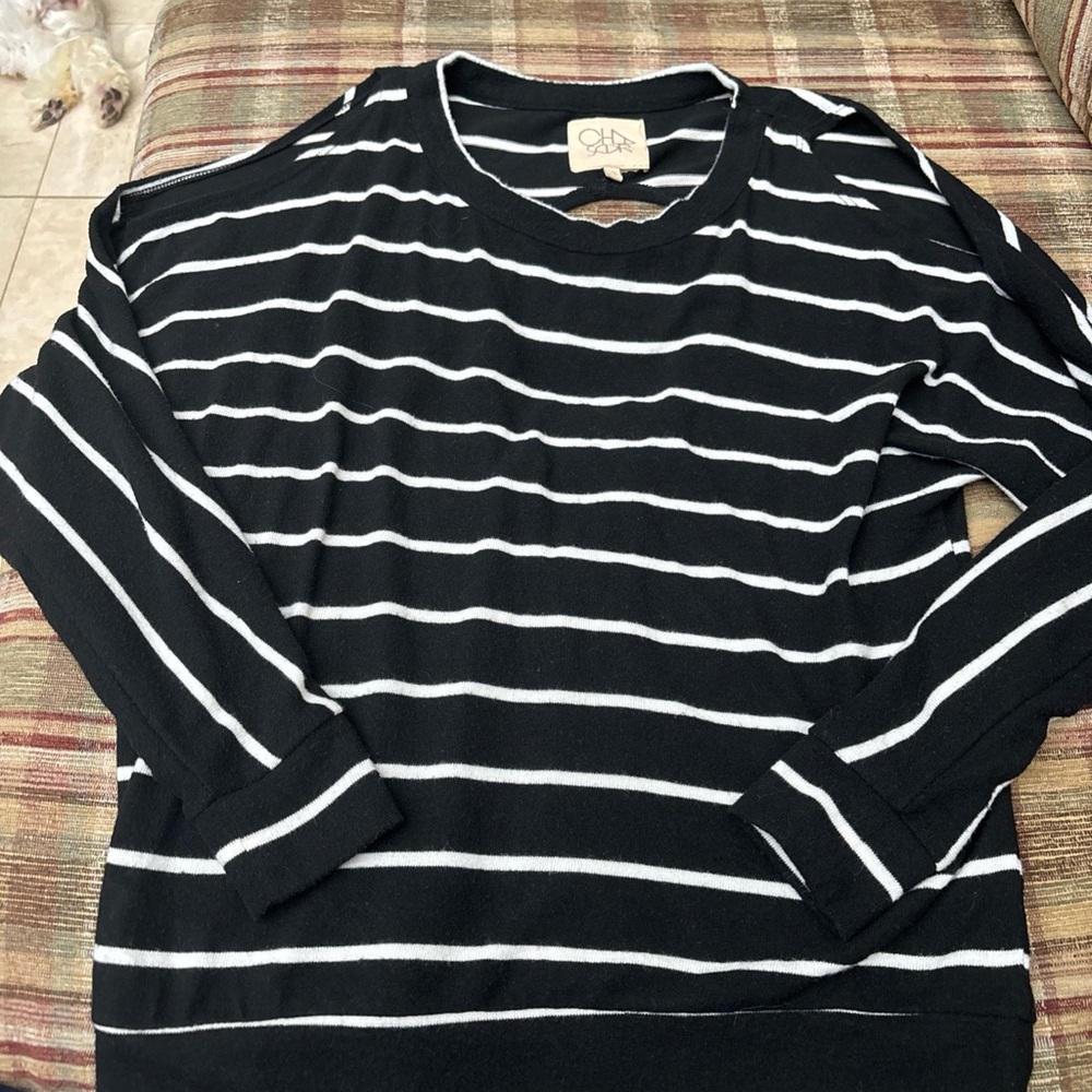 Chasor cold shoulder open back small sweater